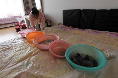 内黄楼上漏水，住户失联，小区没物管，业主维权难！律师来支招……